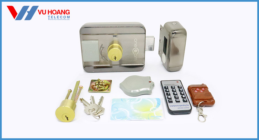 Trọn bộ bao gồm: 1 Remote điều khiển, 1 đầu đọc thẻ từ gắn (bên ngoài cửa), 1 thẻ master, 1 thẻ user, 3 chìa khóa cơ.