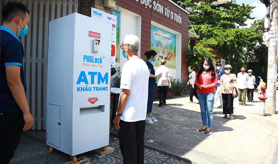 Cơ chế hoạt động của ATM khẩu trang rất đơn giản, chỉ cần nhìn thẳng vào camera ATM sẽ nhả khẩu trang.