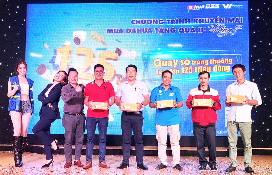 Các khách hàng trúng thưởng bốc thăm may mắn trong Workshop DAHUA 10/10