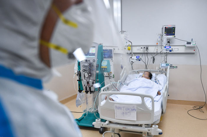 Điều trị bệnh nhân COVID-19 nặng ở Bệnh viện Hồi sức COVID-19 TP HCM. Ảnh: Zing