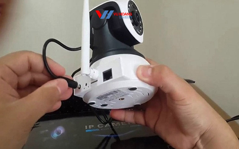 camera quan sat bi toi den mat hinh phai lam sao-2