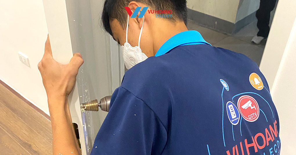 Quy trình lắp đặt khóa điện tử tại Vũ Hoàng Telecom