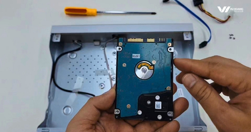 Bước 2 - Lắp Ổ Cứng Vào Khay Hoặc Khe SATA